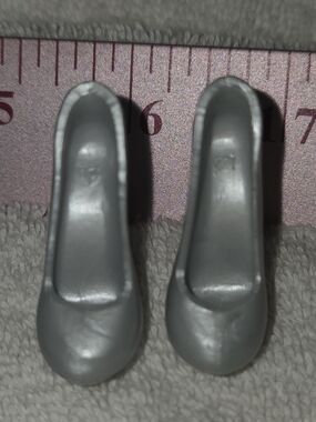 Mattel Monster High Scarah I Heart Fashion Doll High Heel Pumps in Silver